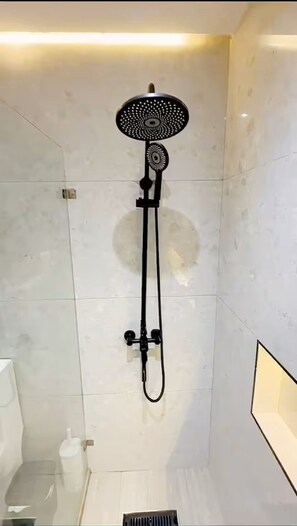 Doccia, asciugacapelli, asciugamani, sapone
