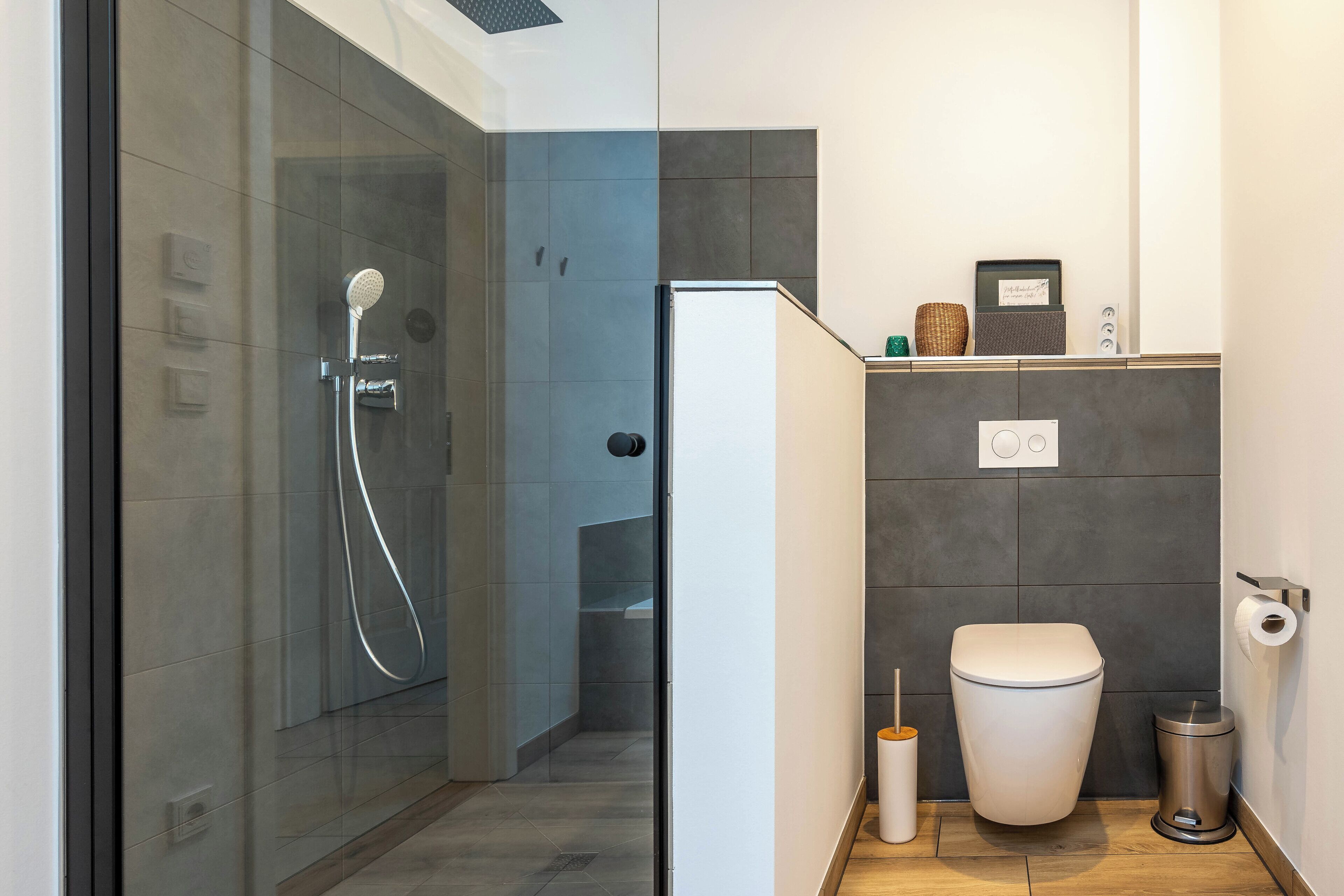 Haartrockner, Handtücher, Seife, Toilettenpapier