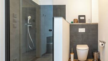 Haartrockner, Handtücher, Seife, Toilettenpapier