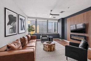 Smart TV, fireplace - Luxury 17th-Floor High-Rise Condo with City Views + Free Parking + Gym + Pool (Dallas)