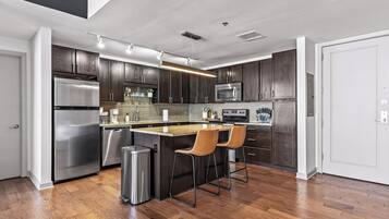 Een koelkast, een magnetron, een oven, een kookplaat