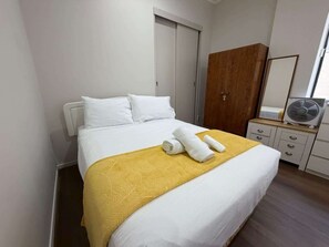 2 habitaciones, tabla de planchar con plancha, internet y ropa de cama 
