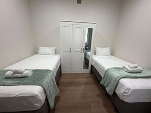 2 bedrooms, iron/ironing board, Internet, bed sheets - Stylish apartment in the Heart of Auckland CBD (Auckland)