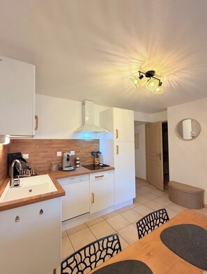 Fridge, microwave, stovetop, dishwasher - Beaune Green Lodge: 2-bedroom apartment - Résidence Piscine & Sauna near Beaune (Levernois)