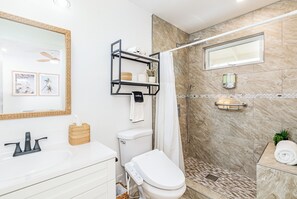 Shower, hair dryer, bidet, towels - Sunrise Ohana- 2-bedroom in beautiful Keaau w/AC & Laundry! 1 block to ocean! (Keaau)