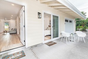 2 makuuhuonetta, työpöytä, silitysrauta/-lauta, vauvan matkasänky