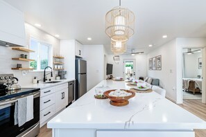 Fridge, microwave, oven, stovetop - Sunrise Ohana- 2-bedroom in beautiful Keaau w/AC & Laundry! 1 block to ocean! (Keaau)