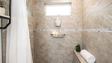 Regadera, secadora de cabello, bidet, toallas