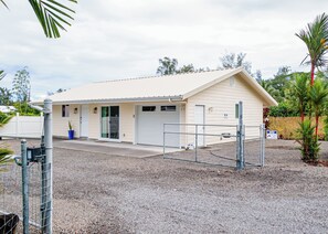 Exterior - Sunrise Ohana- 2-bedroom in beautiful Keaau w/AC & Laundry! 1 block to ocean! (Keaau)