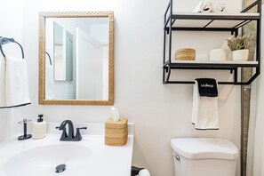 Shower, hair dryer, bidet, towels - Sunrise Ohana- 2-bedroom in beautiful Keaau w/AC & Laundry! 1 block to ocean! (Keaau)