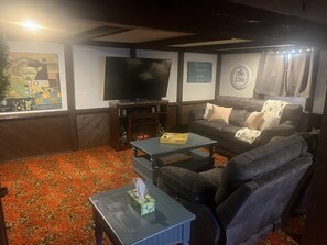 TV, fireplace - World Cup - Hot Tub, Bar, Gym- 15 Min to Arrowhead (Kansas City)