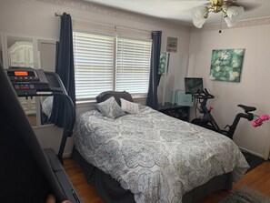 Tabla de planchar con plancha, internet y ropa de cama