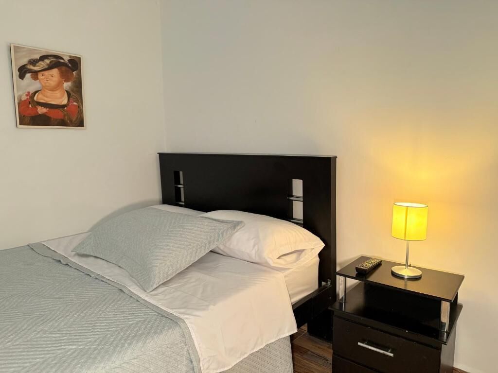 Traditionelt loftsværelse | Skrivebord, arbejdsområde til bærbare computere, mørklægningsgardiner