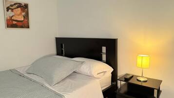 Traditionelt loftsværelse | Skrivebord, arbejdsområde til bærbare computere, mørklægningsgardiner