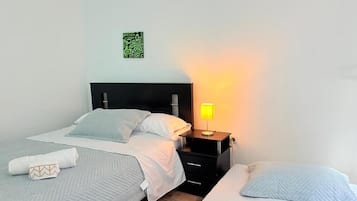 Escritorio, espacio para trabajar con laptop y cortinas blackout