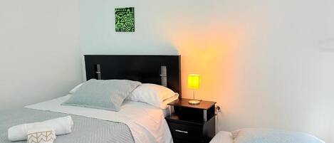 Traditionele loft | Een bureau, een laptopwerkplek, verduisterende gordijnen