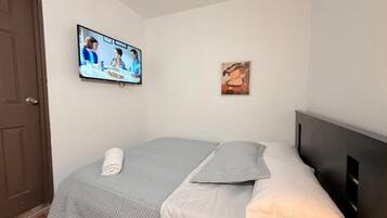 Bureau, espace de travail pour ordinateur portable, rideaux occultants