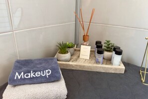 Dusche, Haartrockner, Handtücher, Seife
