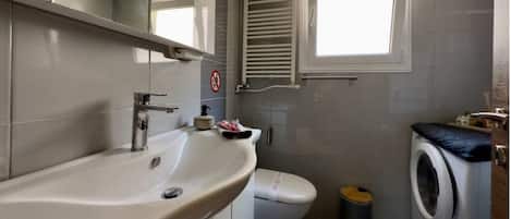 Douche, séchoir à cheveux, serviettes fournies, savon