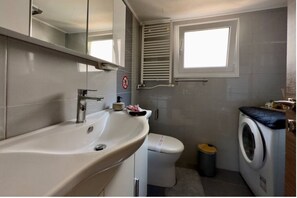 Shower, hair dryer, towels, soap - Zillion Home - Modern & Lux Stay Kalamaria by TT (Kalamaria)