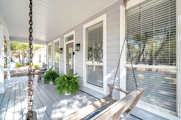 Terrace/patio - Coastal Calm, Private Deeded Beach Access, 4 Seater Golf Cart, Bikes, Dogs (Inlet beach)