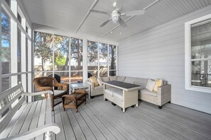 Outdoor dining - Coastal Calm, Private Deeded Beach Access, 4 Seater Golf Cart, Bikes, Dogs (Inlet beach)