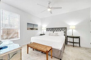 3 habitaciones, escritorio y tabla de planchar con plancha 