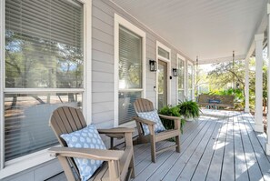 Terrace/patio - Coastal Calm, Private Deeded Beach Access, 4 Seater Golf Cart, Bikes, Dogs (Inlet beach)