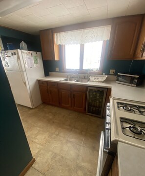Fridge, microwave, oven, stovetop - Oneida Lakefront Camp- Perfect for Winter and Summer Activities-Lower Unit (Bridgeport)