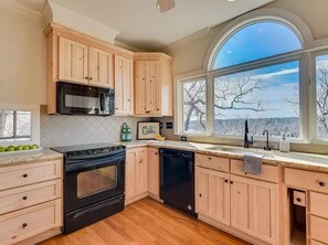 Microondas, horno, placa de cocina y lavavajillas