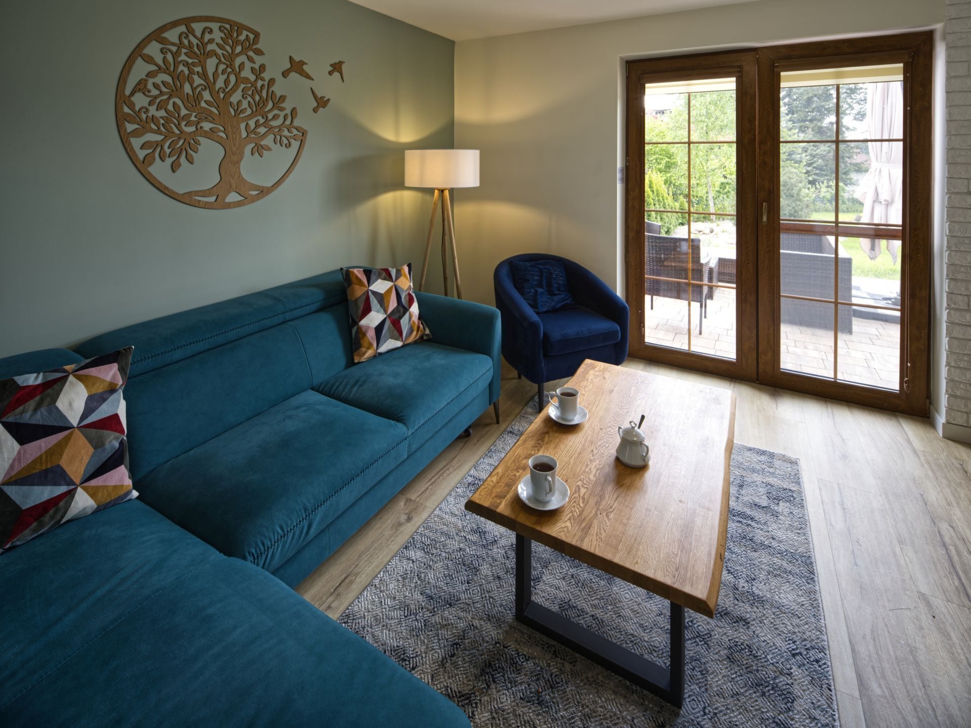 TV connectée, baby-foot, table de tennis de table, livres