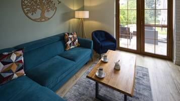 TV connectée, baby-foot, table de tennis de table, livres