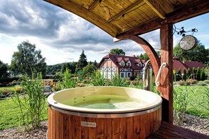 Bañera de hidromasaje al aire libre