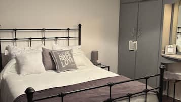 Iron/ironing board, WiFi, bed sheets