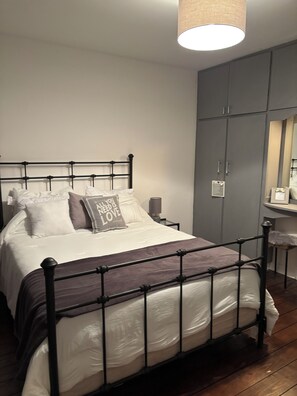 Iron/ironing board, WiFi, bed sheets