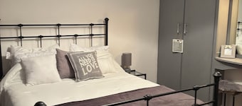 Stunning house minutes walk from the picturesque, lakeside village of Virginia