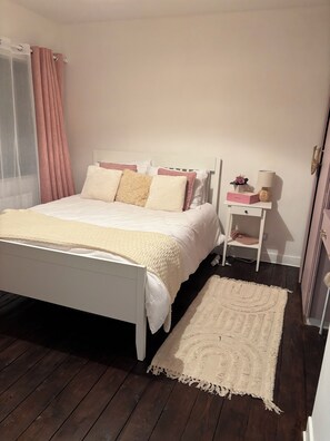 Iron/ironing board, WiFi, bed sheets