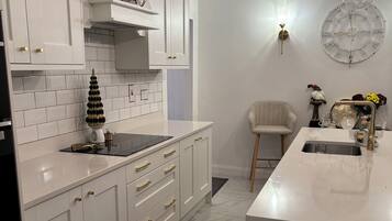 Mikrowelle, Ofen, Herdplatte, Geschirrspüler