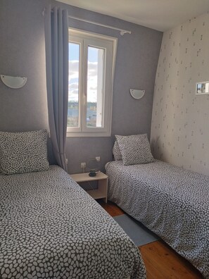 Silitysrauta/-lauta, Wi-Fi, vuodevaatteet