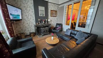 Fernseher, Kamin, DVD-Player, Tischtennisplatte