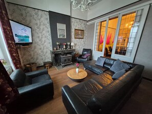 Télévision, cheminée, lecteur de DVD, table de tennis de table