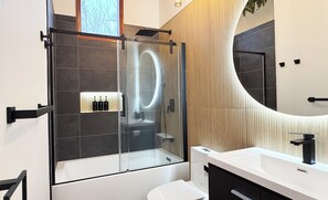 Shower, hair dryer, towels, soap - Poconos Getaway with AC, Game room, Fire Pit & BBQ grill (Coolbaugh Township)
