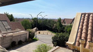 A residential area with terracotta-tiled roofs, a paved courtyard, and street lamps. - Comfortable and spacious house in Chicureo (Chicureo)