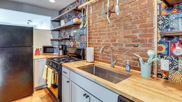 Fridge, microwave, stovetop, dishwasher