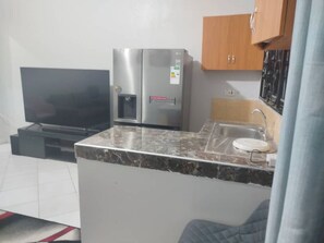 Microwave, oven, stovetop - Quaint 1-bedroom apartment in pleasant Kampala neighborhood (Kampala)