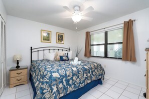Condo Deluxe, vista a la playa, frente al mar | Cortinas blackout, tabla de planchar con plancha y wifi gratis 