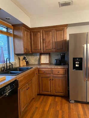 Fridge, microwave, oven, stovetop -  Spacious House that is centrally-located in the heart of Sherwood! (Sherwood)