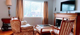  Spacious House that is centrally-located in the heart of Sherwood!