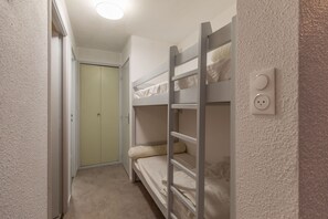2 Schlafzimmer, Reisekinderbett
