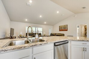 Mikrobølgeovn, ovn, kokeplater og oppvaskmaskin